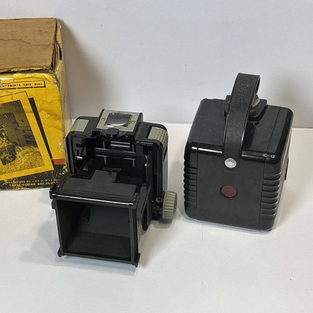 VINTAGE 1950s Kodak Brownie HAWKEYE CAMERA w/original Box. Not Tested